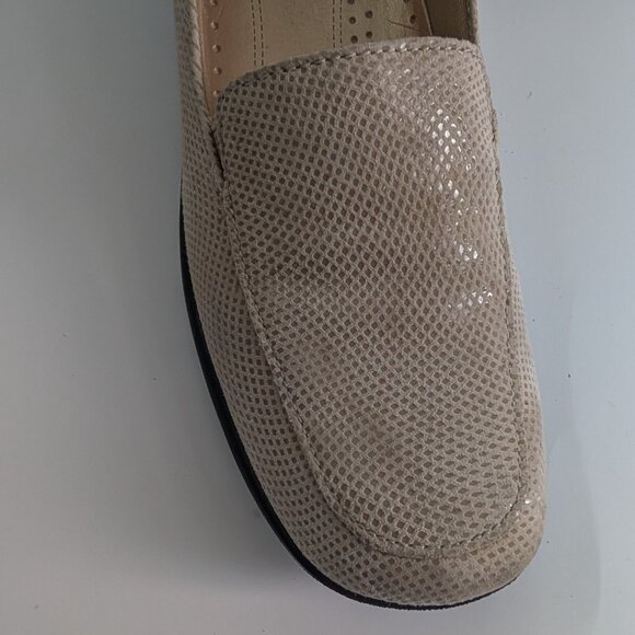 Trotters Women's Jenn Mini Loafer, gold/beige color, size 8.5 slim - Picture 2 of 7